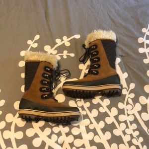 Snow boots